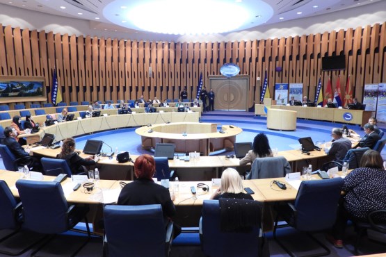 Представници парламената БиХ, Србије, Црне Горе и Сјеверне Македоније разговарали са представницима новинарских удружења о заштити новинара и слободе говора у земљама Западног Балкана